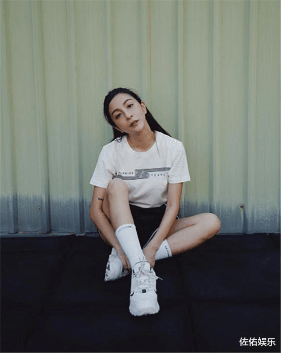 站姐|知名女星被曝新恋情，与男友车内亲吻后同返家中，男方阳光帅气