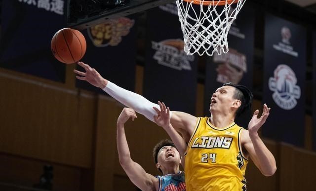 一个人的夜晚 新疆男篮惨败球迷呼吁换教练：不想重蹈八一覆辙，换巩晓彬王治郅