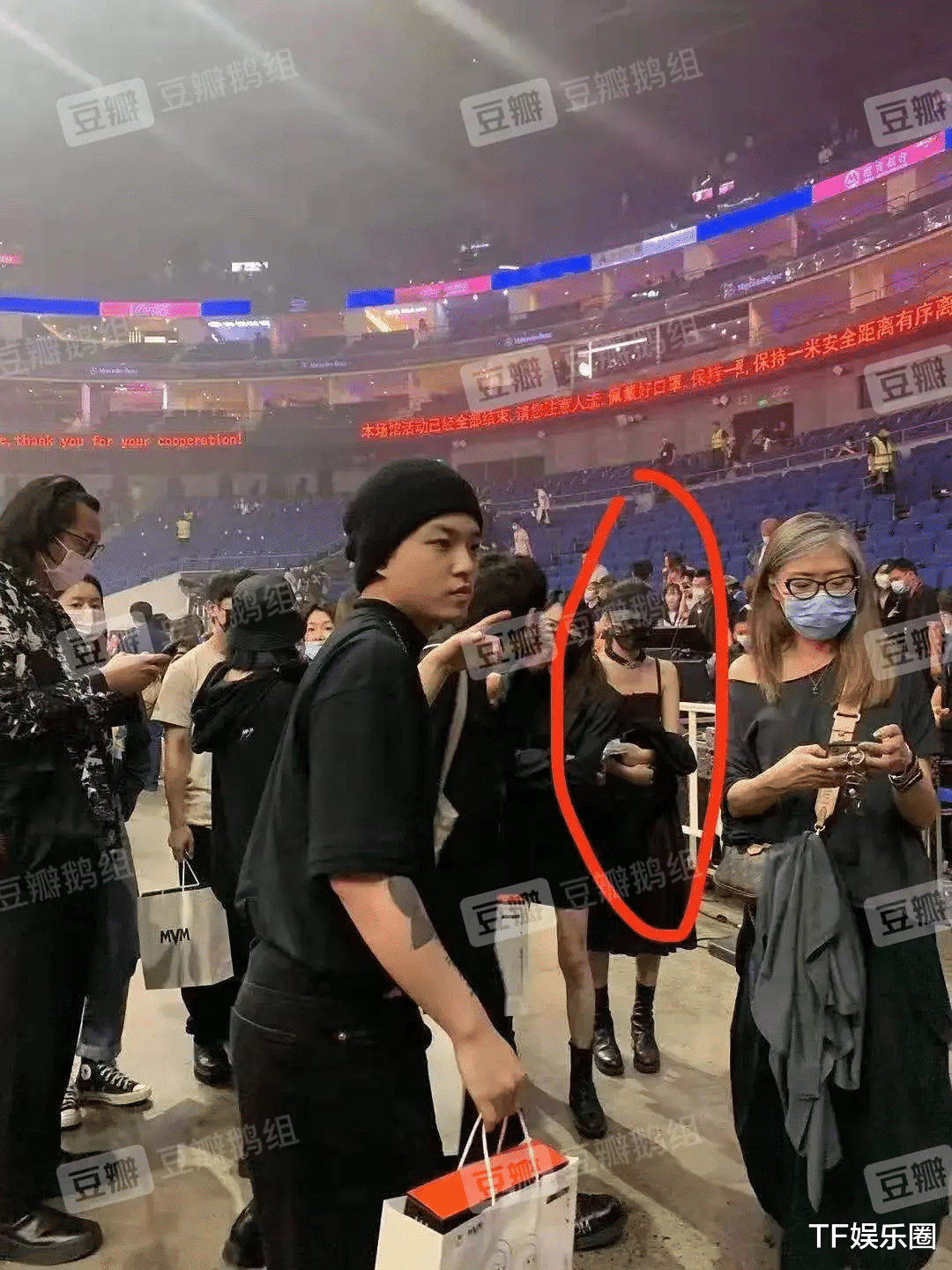 马思纯|《小欢喜》乔英子恋情曝光，与鼓手安雨看演唱会，比马思纯眼光好