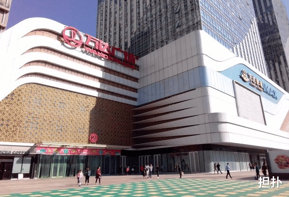退休|手握700多亿现金，一年还可以收租400多亿，还白赚了孙宏斌1亿多