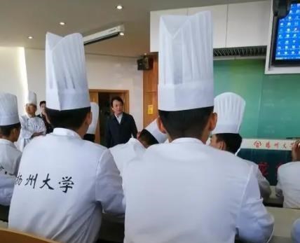 天明情感说 食堂阿姨因黄码不能返校，烹饪专业学生提前上岗，这次手不抖了