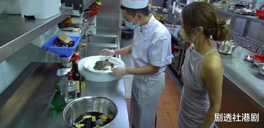 迪丽热巴|着装出众引网友热议，TVB“东张女神”被指真空上阵，无奈总受关注