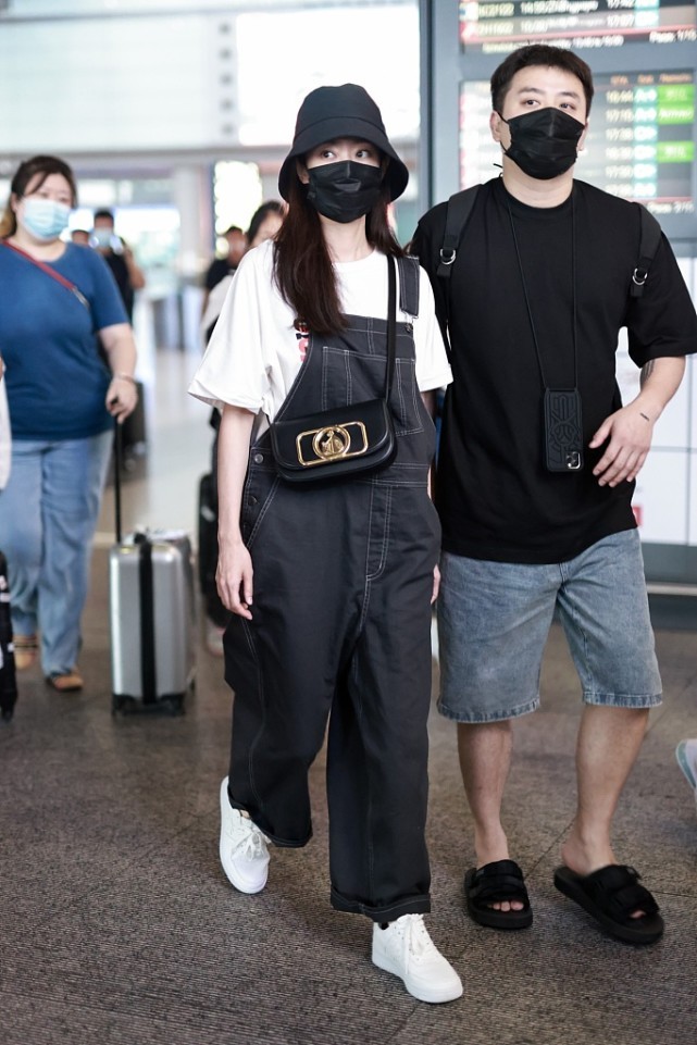 大表姐的时尚圈|35岁张小斐走红后更敢穿了，造型个性时髦又多变，看着都很自信