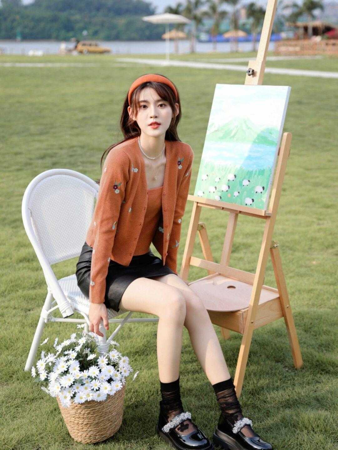 何有强|秋季的简约穿搭指南,毛衣外套搭配吊带裙高级时髦,精致大气