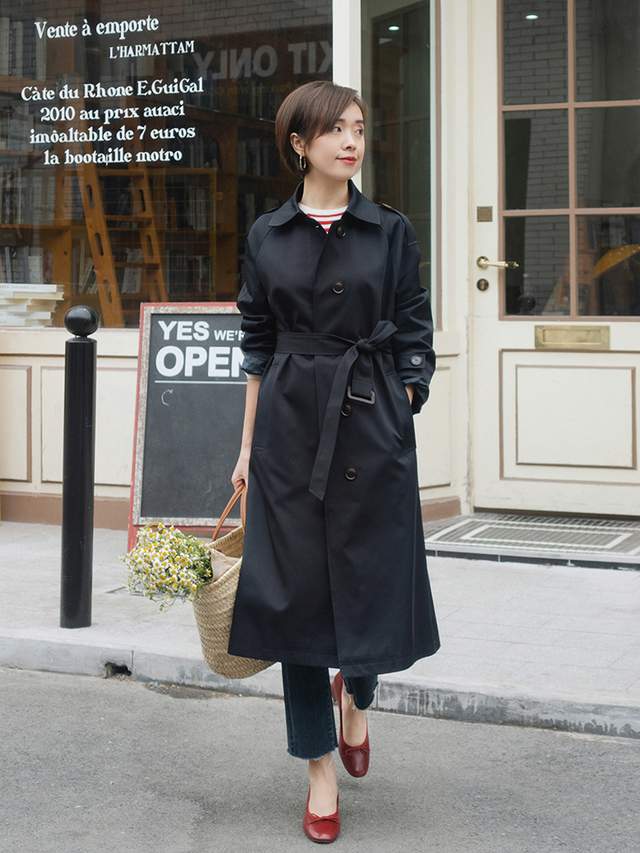 何有强 秋季，奔四奔四的女人怎么穿风衣？搭配衬衫和牛仔裤，减龄又洋气