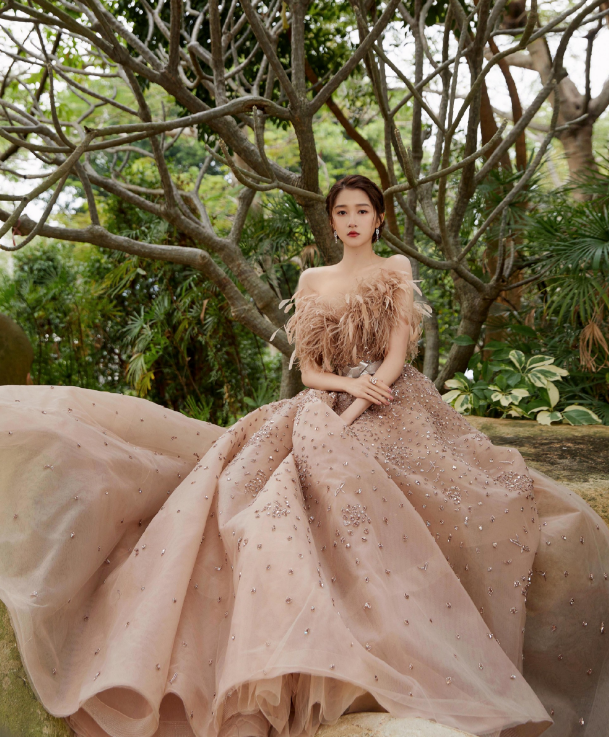 宁静|金鸡红毯百花争艳！宁静大秀事业线，倪妮大秀美背，贾玲打扮隆重