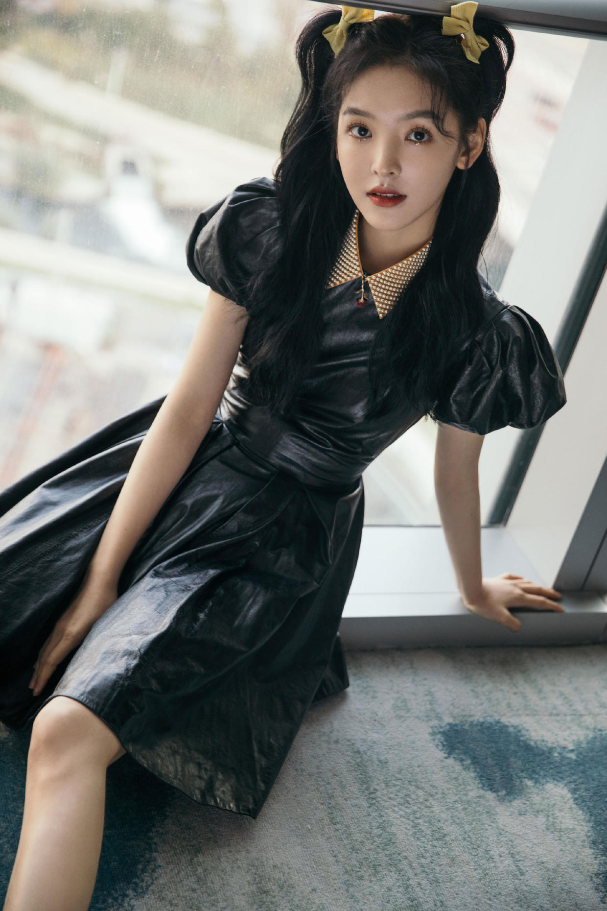 舌尖 章若楠才是少女风代表，穿黑色泡泡袖皮裙出镜，扎双马尾又甜又欲