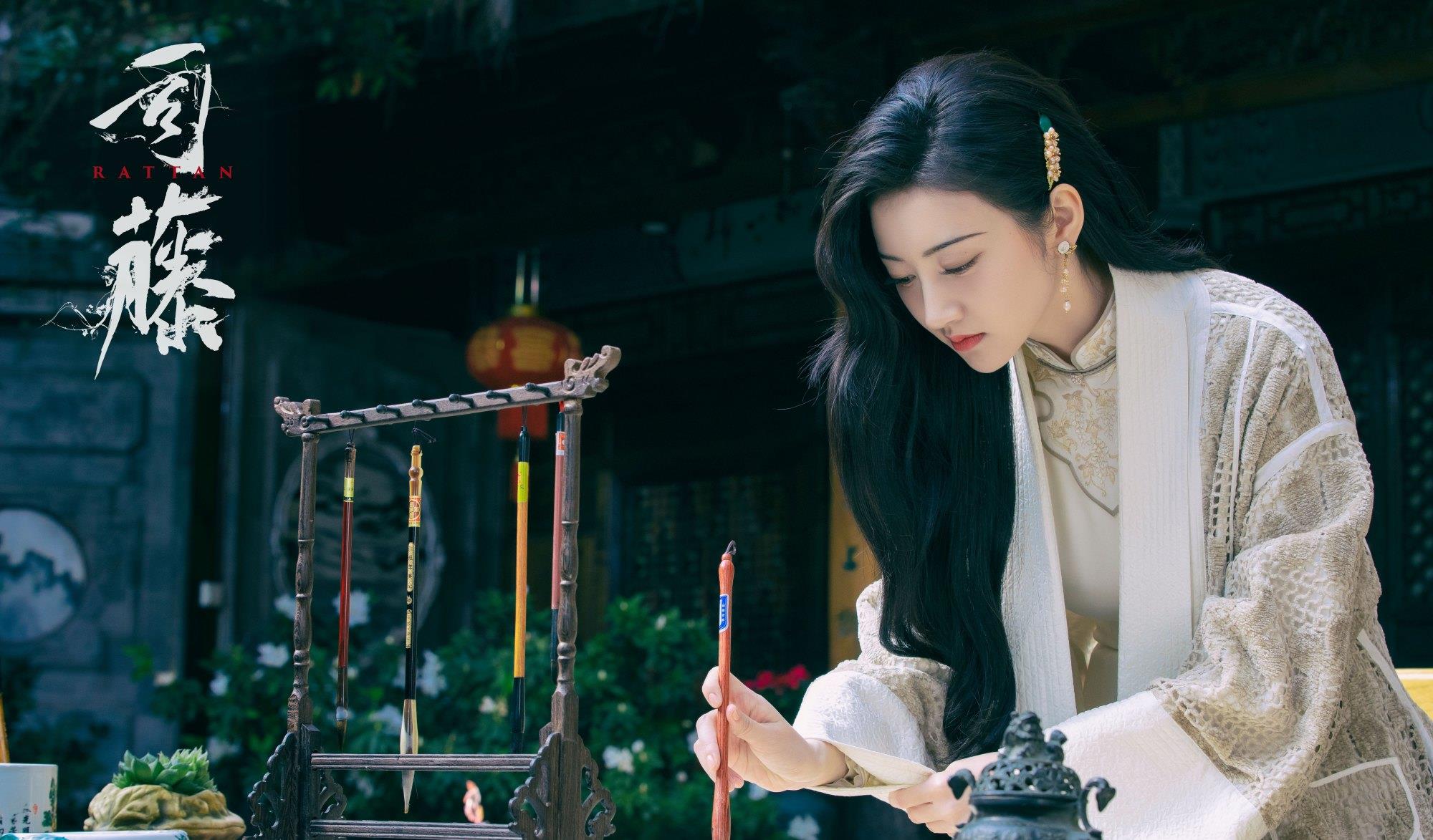 司藤|《司藤》：人间富贵花，画中的“美人”细眉入鬓，瞬间迷倒了我