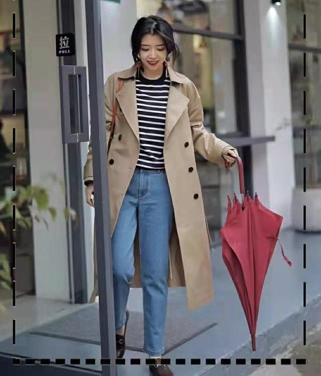 混搭时尚Anna “马丁靴”过时了，今年秋季流行“乐福鞋”，配风衣穿时髦显气质