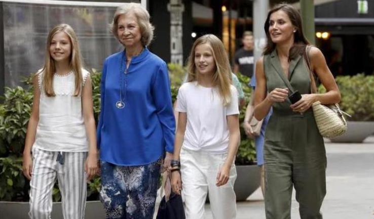 当年的明月|莱昂诺尔姐妹俩有双人活动了，曾经两人一起演讲时，很从容淡定