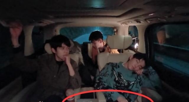 王俊凯|王俊凯睡得不知白天黑夜，董子健一句话说明问题，不愧是当爸的人