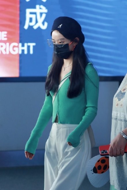 八只爪的猫|赵丽颖现身机场又瘦了，穿针织开衫袖子长了一大截，露脑门真可爱