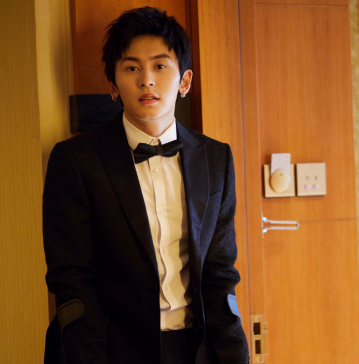 张哲瀚|官媒发文“勿忘耻辱”，网友评论却在cue张哲瀚