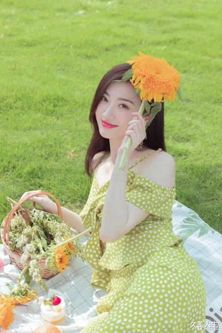 久美人生|景甜野餐氛围感大片曝光 身穿绿色波点吊带裙清新甜美