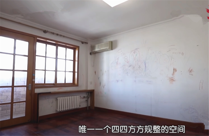 设计师|北漂8年小夫妻买奇葩房：49㎡居室内全是多边形！三角厨房真少见