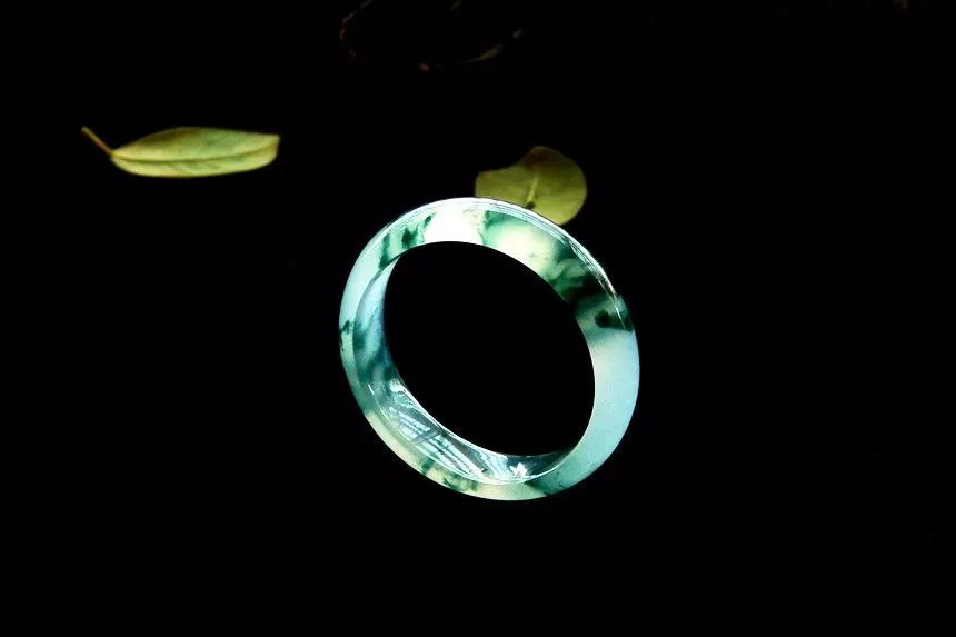 玛瑙|满是裂纹的翡翠原石，居然切出了5只高冰飘花手镯！价值过百万！