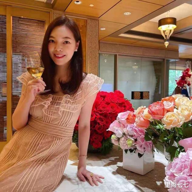 曾馨莹|富士康老板娘庆结婚周年，穿粉裙扮嫩好娇俏，获赠鸽子蛋笑容满面