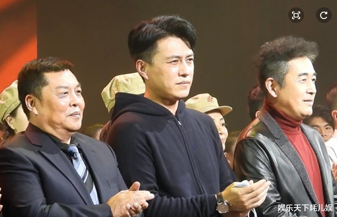 靳东|靳东平安夜回文工团看演出，身体抱恙但心情好，见谁都能聊还很爱张罗超搞笑