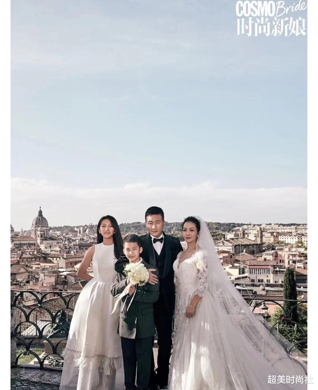 超美时尚社 VOGUE大秀夜主持人撞脸胡军！侧颜轮廓太像，网友称差点认错