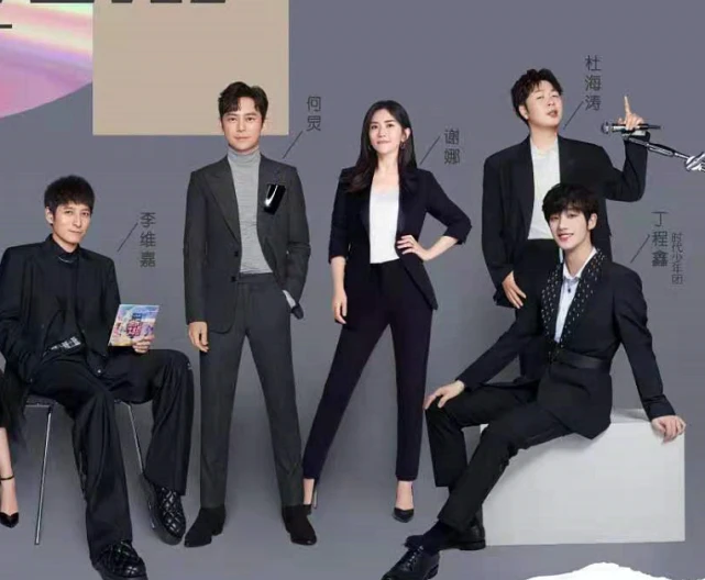 何炅|快乐家族解散？何炅独挑大梁主持新节目，穿西装终于露面苍老不少