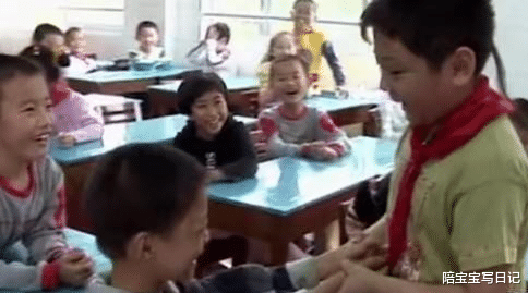 陪宝宝写日记|说说小学班干部制度：成人世界的虚伪，被小学生演绎得惟妙惟肖