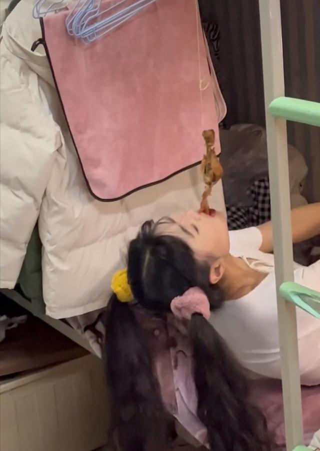 高校女生视频记录减肥生活，“悬丝挂鸡腿”一口吃进嘴，绝了