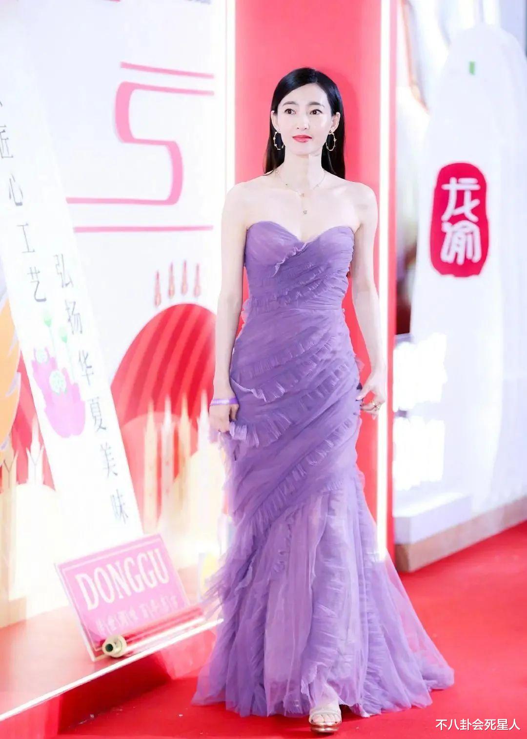 阿娇|最新女星红毯：55岁邓萃雯深V上阵太拼，阿娇臃肿，李纯身材吸睛