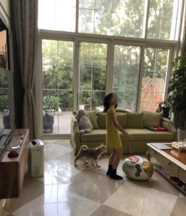 李亚鹏|参观李亚鹏和李嫣住的豪宅,户外全是森林树木,仿佛住在世外桃源