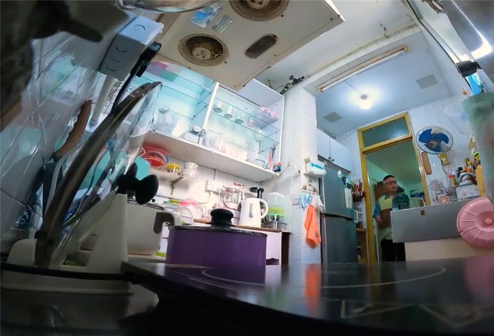 香港阿姨独居27㎡纳米楼,虽腿脚不好却酷爱下厨,坐轮椅也乐观