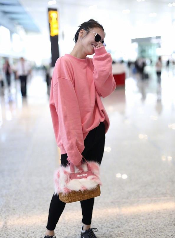 马思纯|马思纯瘦了堪比“整容”，穿粉色卫衣似00后，果然明星都是胖着玩