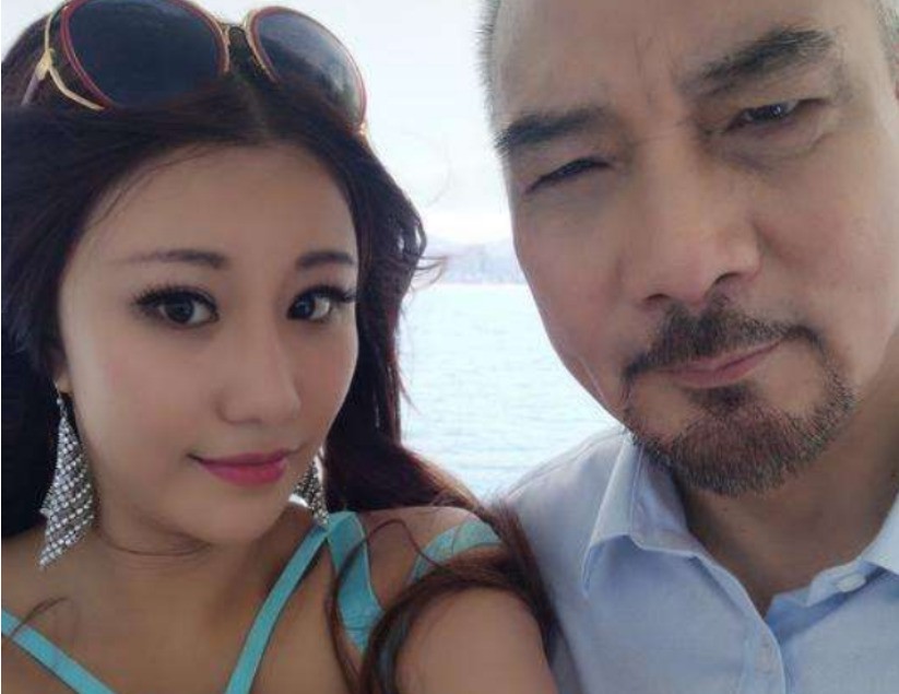 徐少强|弃糟糠妻，诱雪梨未婚生子，71岁迷上女网红，徐少强的故事太荒谬