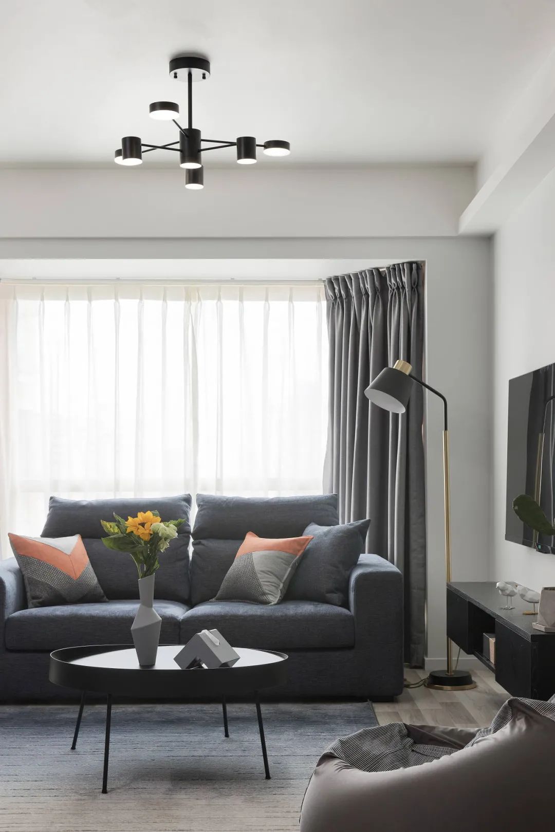 68㎡极简两居室：他用黑白灰，诠释了什么叫时尚的格调感！