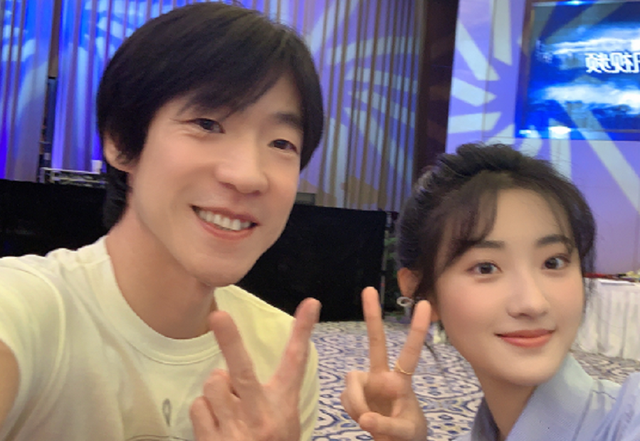 孙兴|《扫黑风暴》剧组庆功宴，孙兴徐英子亲密合照很和谐，大江也在场