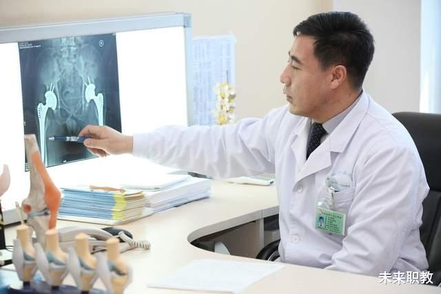 医生|医生竟然也有年龄困境！职场人还有机会和年龄焦虑和解吗？