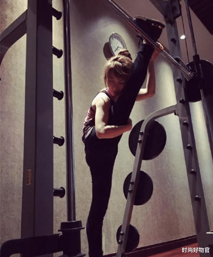 时尚好物官|34岁李念留起了学生头，产后迅速恢复身材的她，颜值重回少女时期