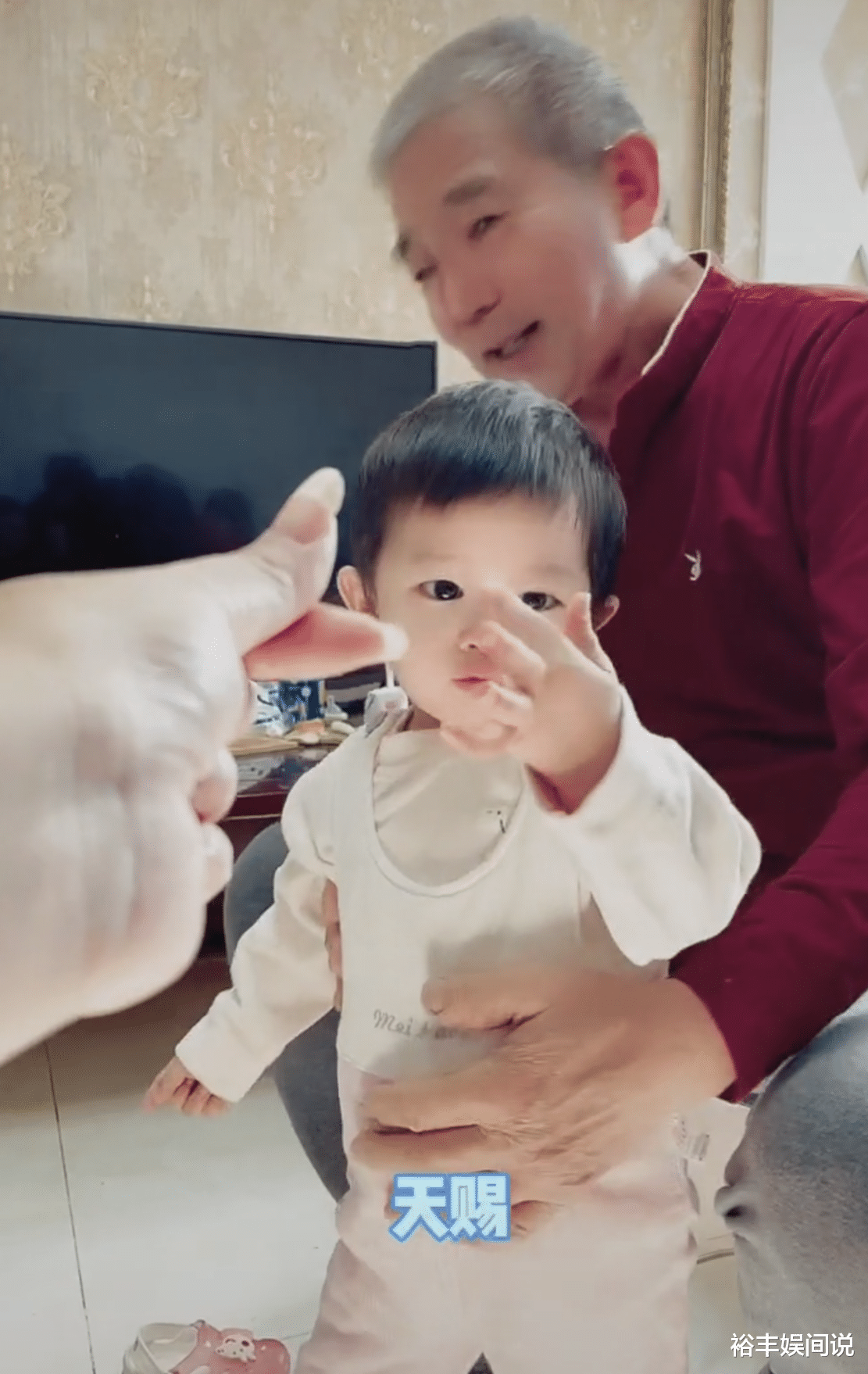 林青霞|枣庄两岁天赐越来越可爱，获69岁妈妈告白，全家会一直陪着你