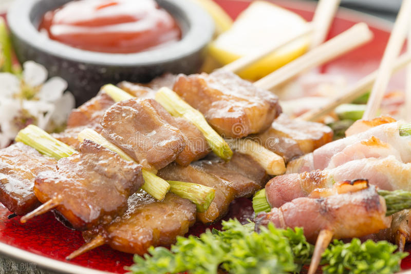 七七爸爸 女生衰老的“加速器”被揪出，烟酒没上榜，第一是很多女生的无奈