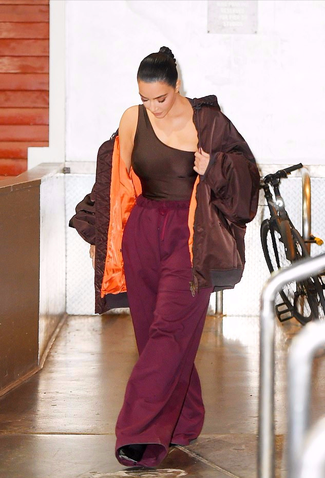 金·卡戴珊|金卡戴珊又和小14岁小鲜肉约会了！穿天鹅绒裹身裙好美，毫无赘肉