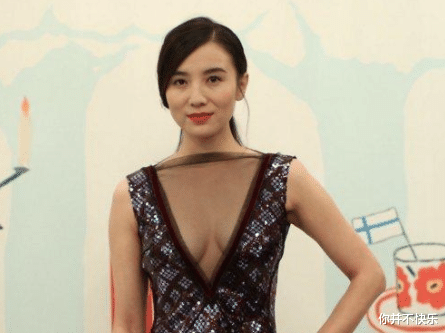 宋佳|宋佳被抓拍，素颜发黄还有雀斑，纯天然的脸真实就很漂亮！