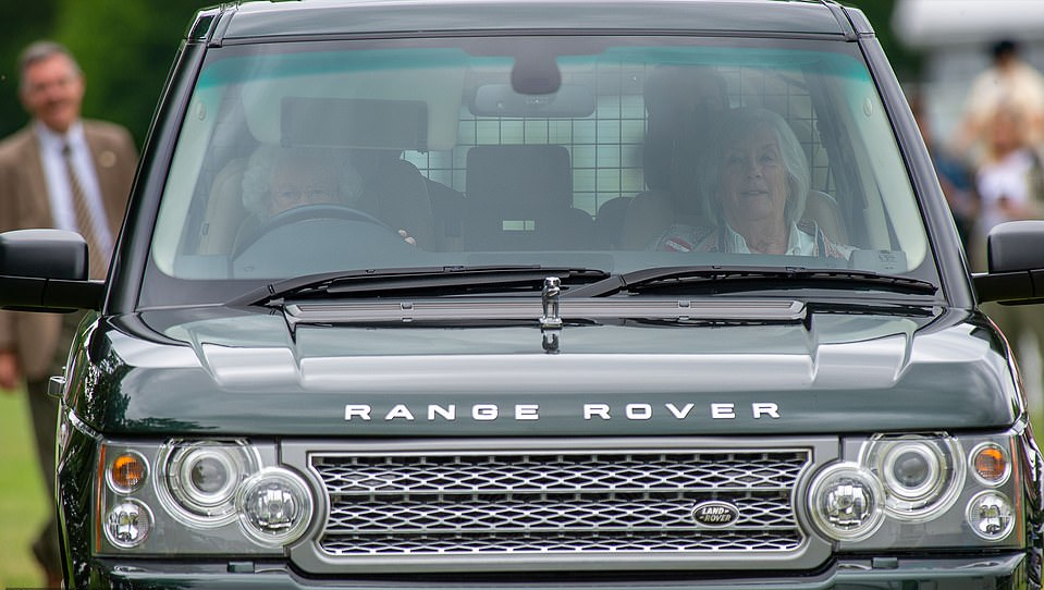 全球时尚风行|英女王不受哈里影响开心亮相！叠穿马甲像普通老太，自驾路虎好猛