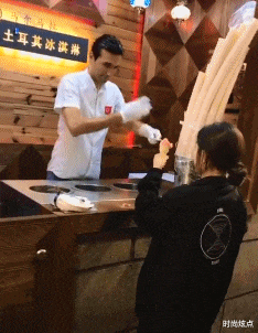 时尚炫点 白素贞飞行的时候为什么要把一只手往前伸？原来是这样...