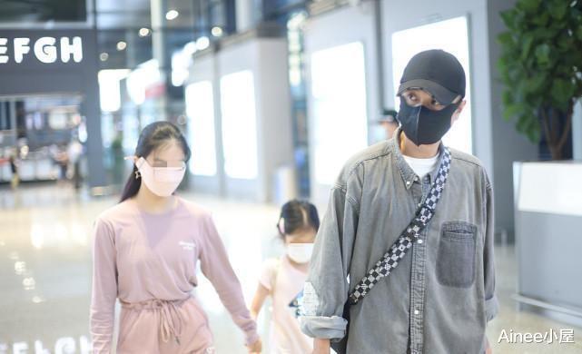 Ainee小屋 文章和女儿同框不像是父亲，穿宽大夹克配T恤，身材清瘦挺少年