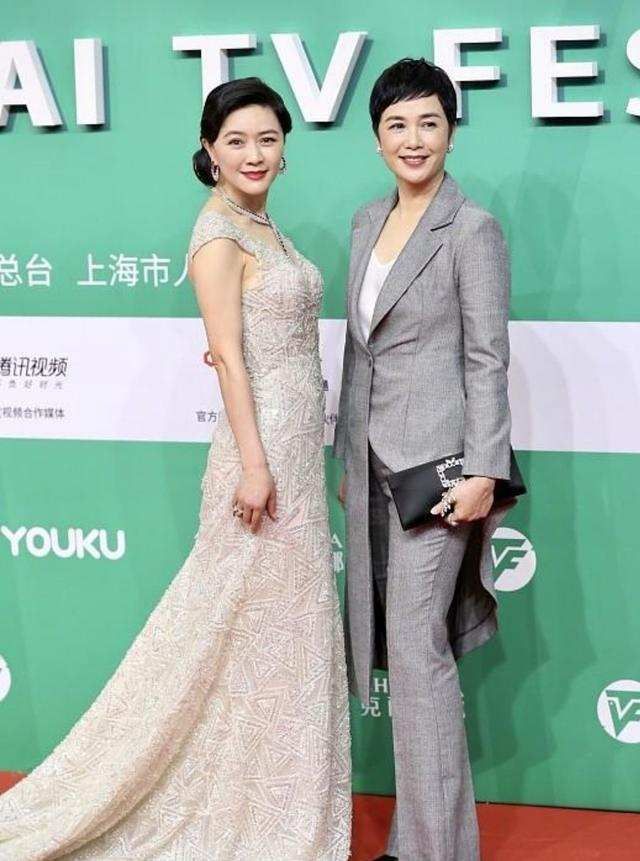 蒋雯丽 蒋雯丽同框田海蓉，一个飒一个美气质都挺高级，看不出9岁年龄差