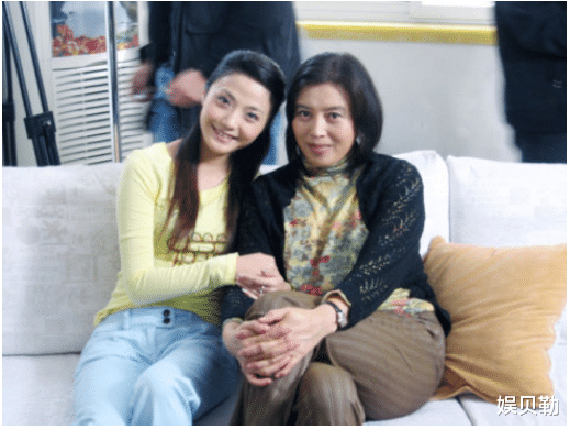 丁嘉丽|丁嘉丽成为娱乐圈的清流，原因有三点，不向年龄服输不溺爱星二代