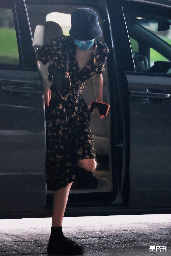 迪丽热巴|迪丽热巴“神奇”穿搭!凉拖配短袜高级同色,碎花裙秒变温柔少女