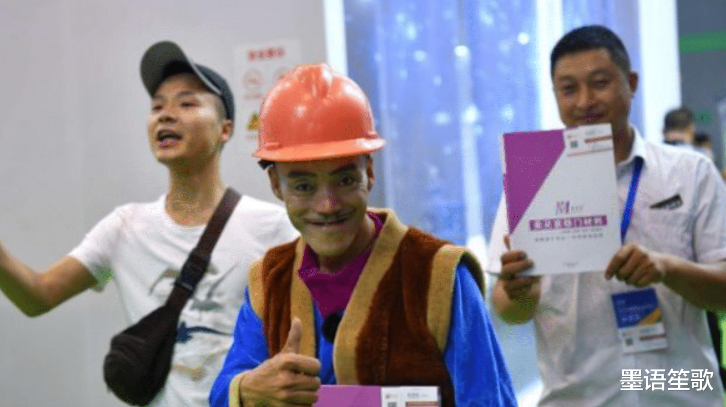 |53岁“光头强”：光环褪去名气散，娇妻豪宅一场梦，如今还没媳妇