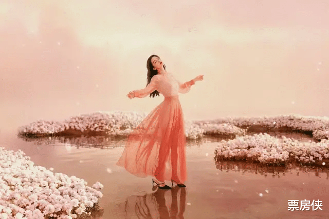 赵丽颖|芭莎礼服夜：杨颖翻车，倪妮平淡，胜出的是穿国货的赵丽颖张小斐