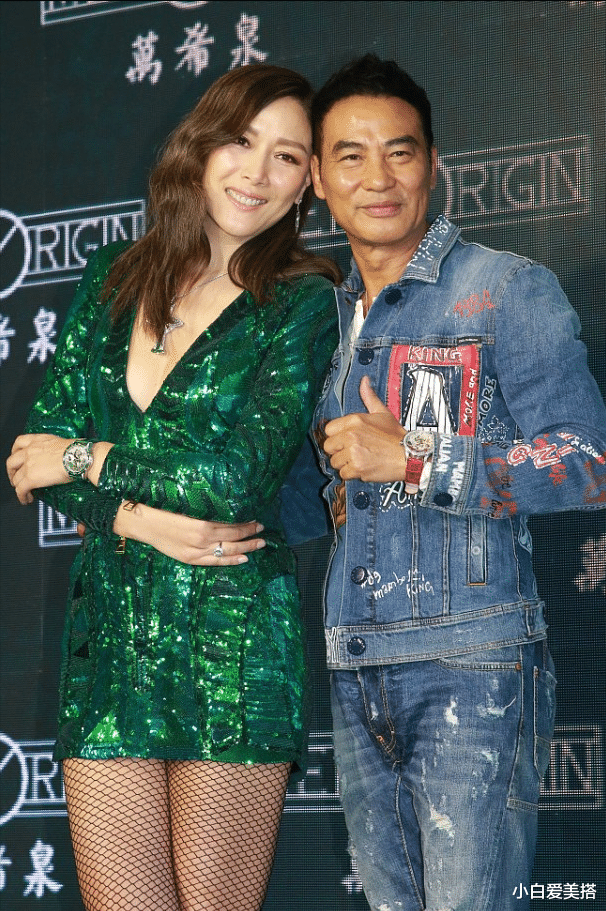 小白爱美搭|任达华的老婆真有港姐范，这么难驾驭的绿色短裙，也能穿出高级感