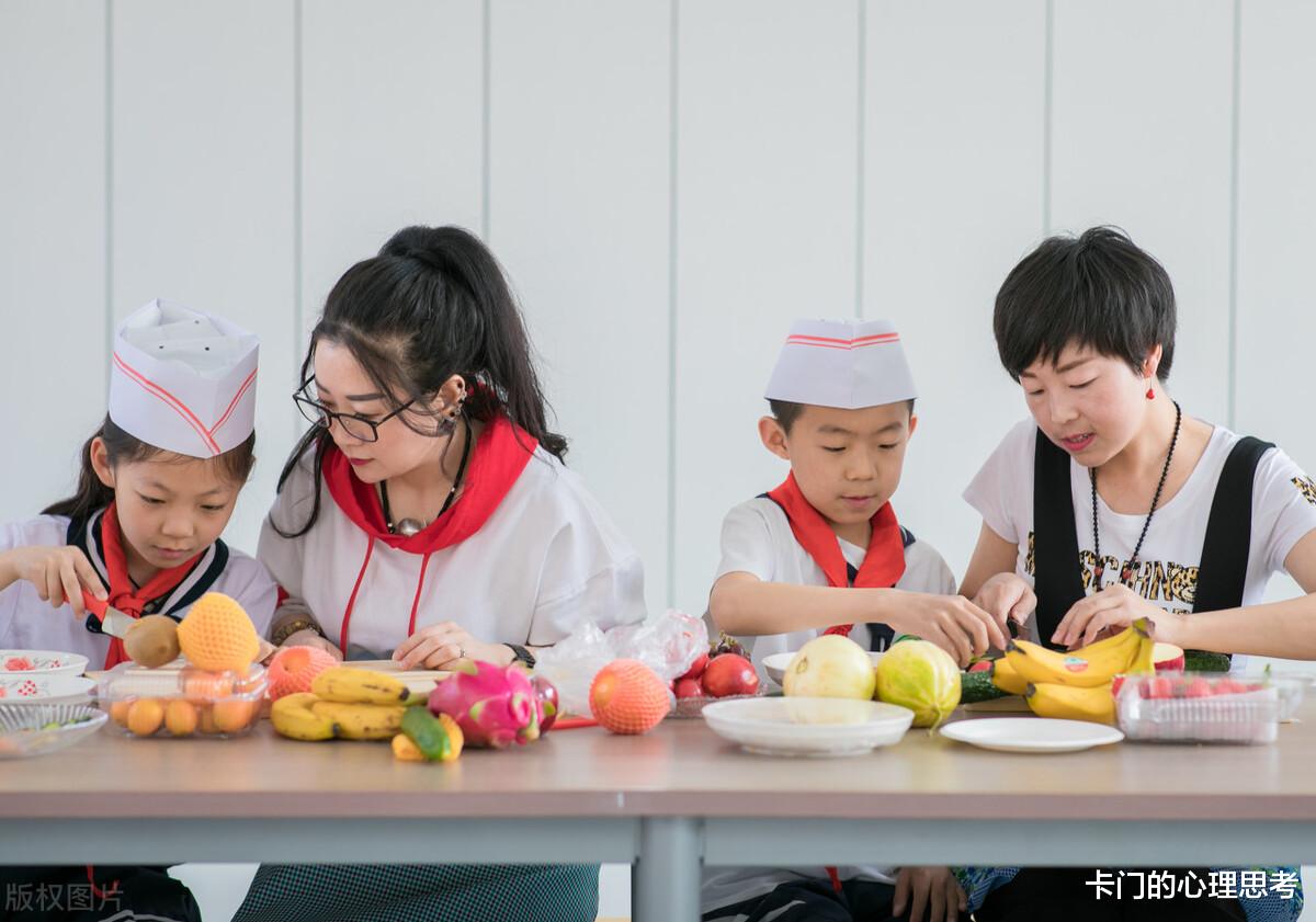 穿衣搭配|月考成绩出来了，办公室里一片喧嚣