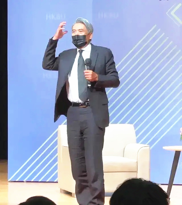 全球时尚号|周润发获博士学位，满头白发依然很帅气，和粉丝合影暖心低姿态